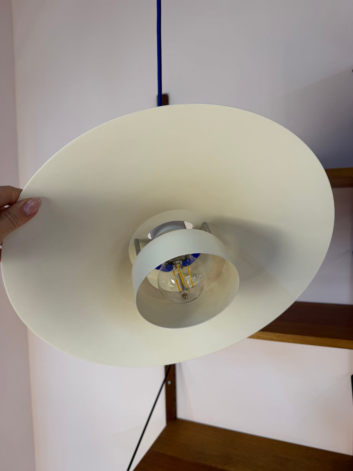 Lamellenlampe weiß mit blauem Akzentring aus Dänemark