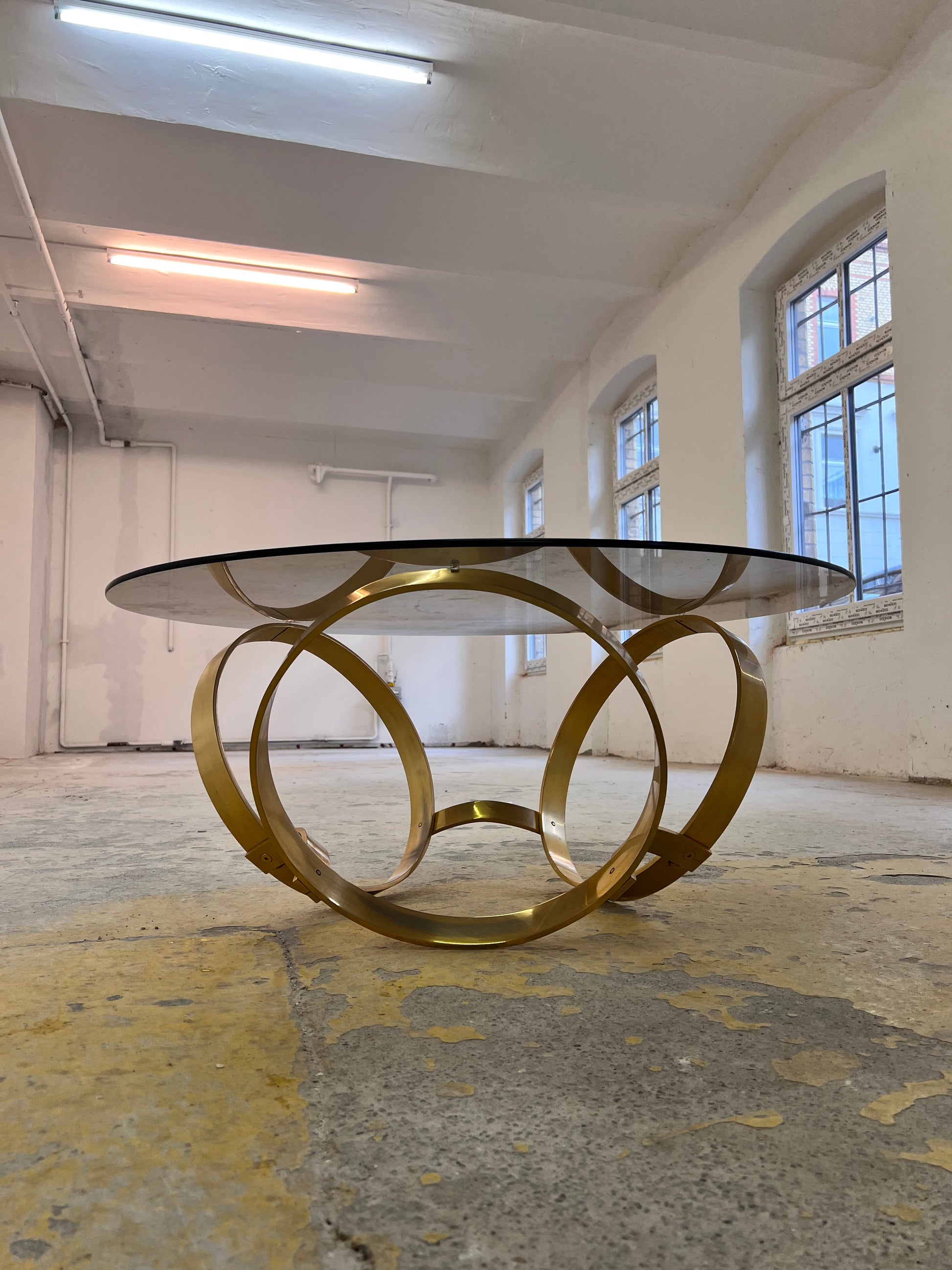 Runder Hesterberg Couchtisch mit Kreisgestell Messing Rauchglas