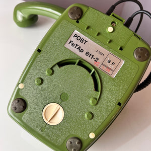 Telefon grün mit Wählscheibe und Kabel