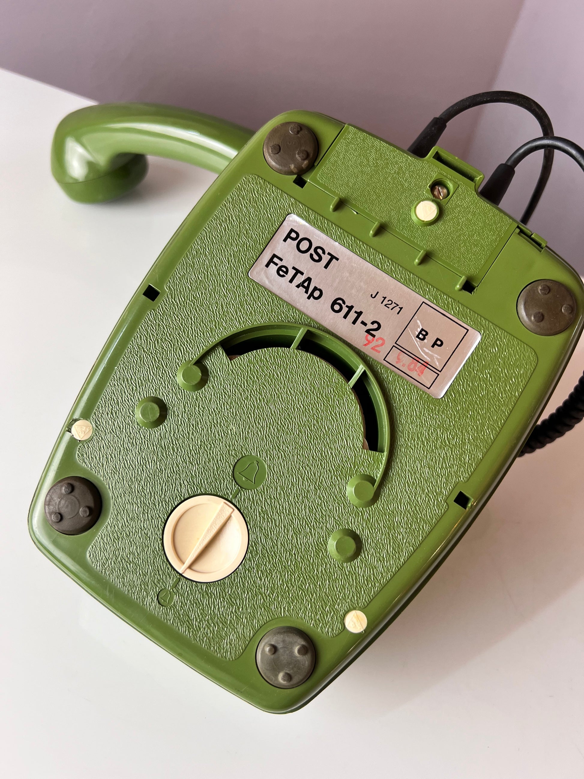 Telefon grün mit Wählscheibe und Kabel