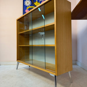 Vitrine Esche mit hellblauer Rückwand & neuen Chromfüßen von Hellerau