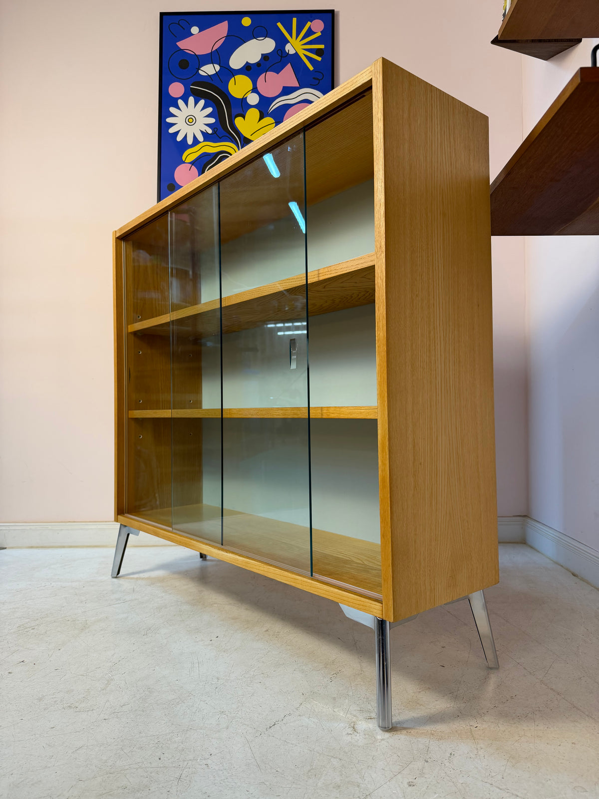 Vitrine Esche mit hellblauer Rückwand & neuen Chromfüßen von Hellerau