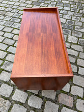 Lade das Bild in den Galerie-Viewer, Kommode Teak aus Dänemark
