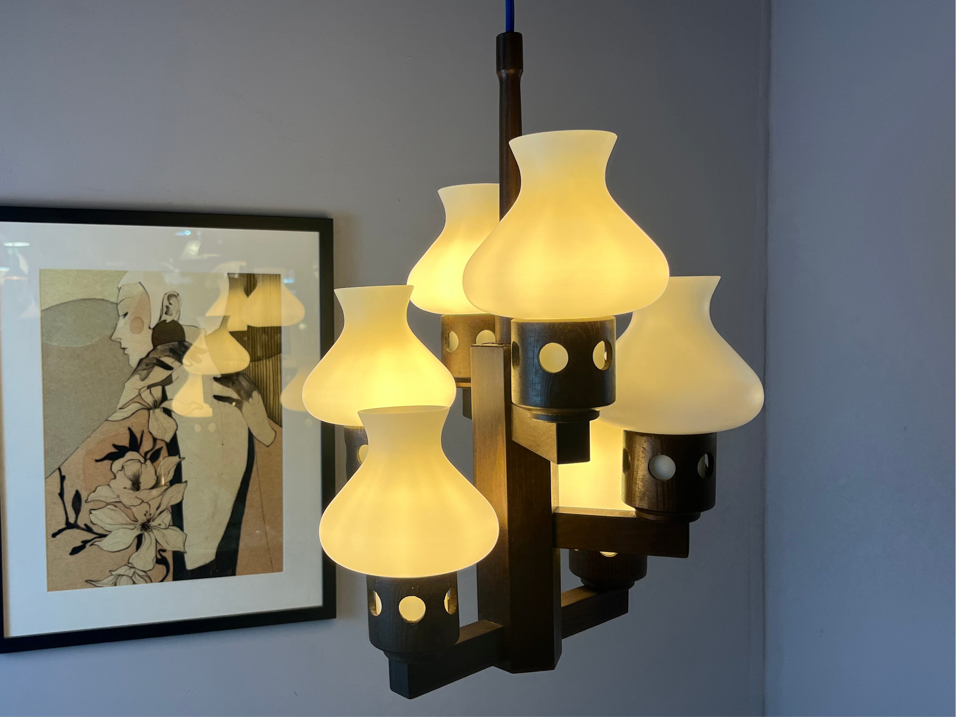 Kronleuchter dunkelbraun weiß Holz Opalglas von Vitrika