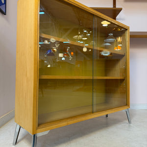 Vitrine Esche mit gelber Rückwand & neuen Chromfüßen von Hellerau