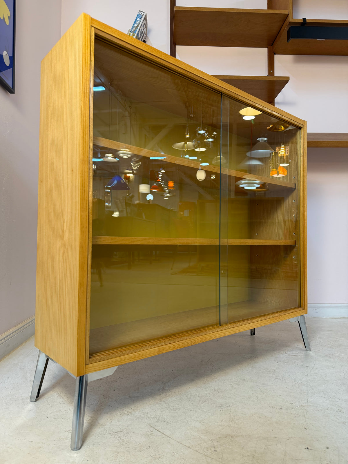Vitrine Esche mit gelber Rückwand & neuen Chromfüßen von Hellerau