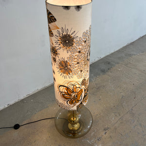 Stehlampe mit Rauchglasfuß und floralem Schirm