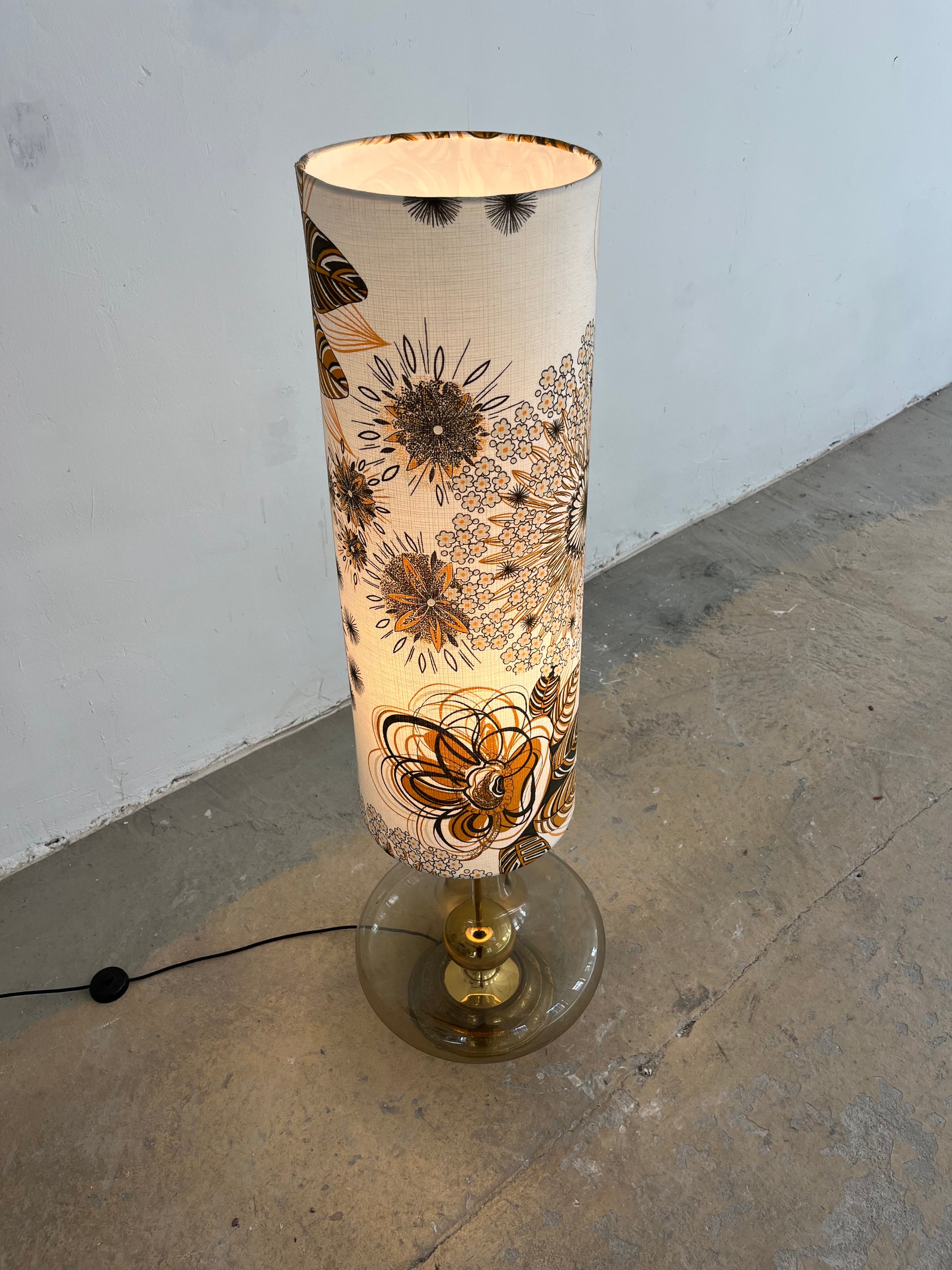 Stehlampe mit Rauchglasfuß und floralem Schirm