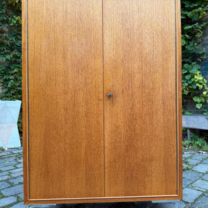 Schrank Teak mit neuen Chromfüßen