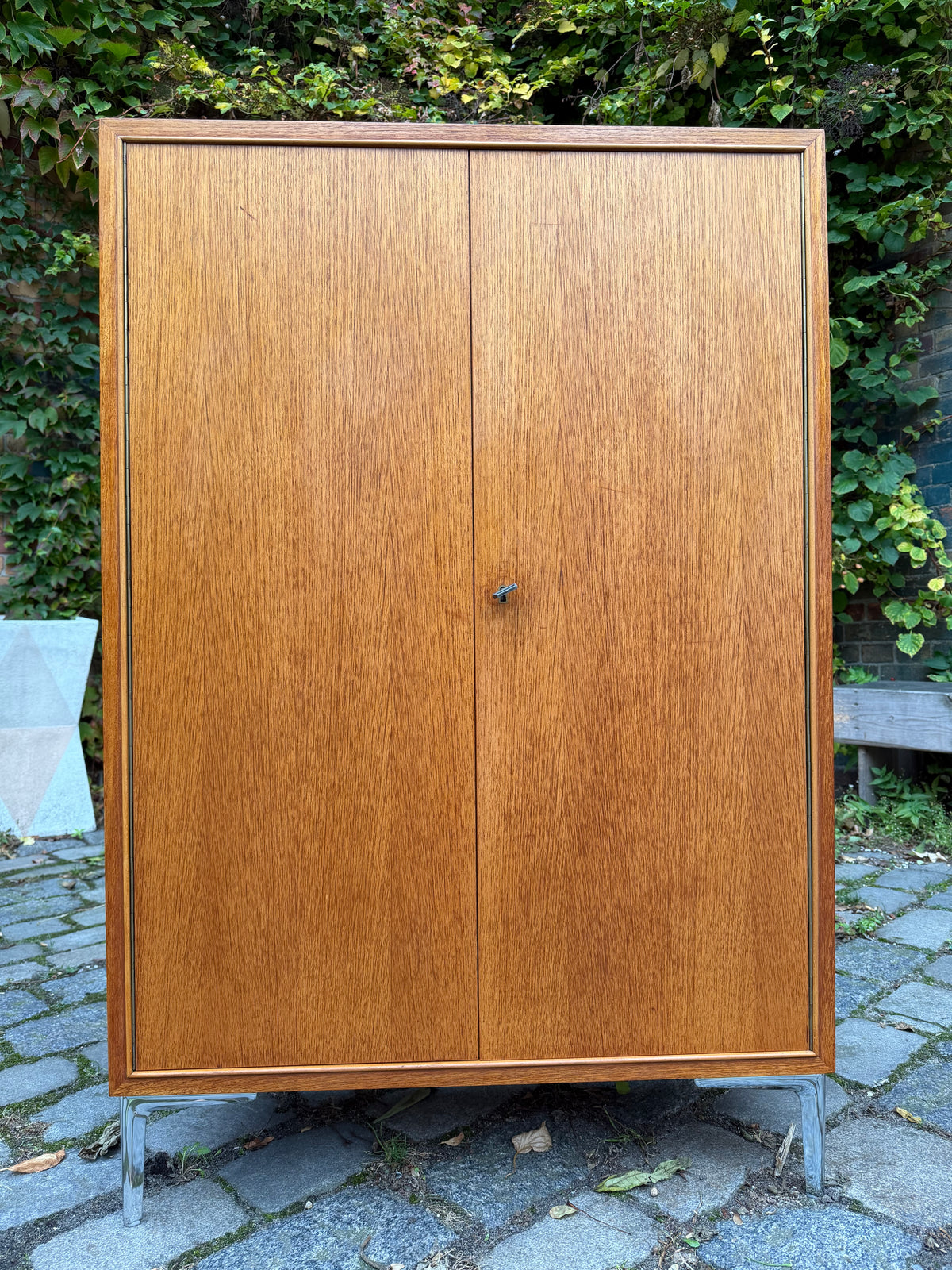 Schrank Teak mit neuen Chromfüßen