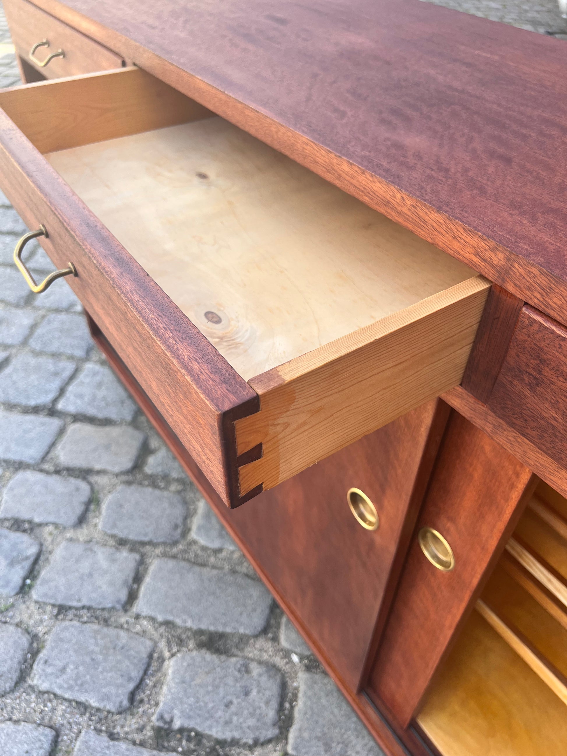 Schuhschrank Teak mit Messinggriffen aus Dänemark