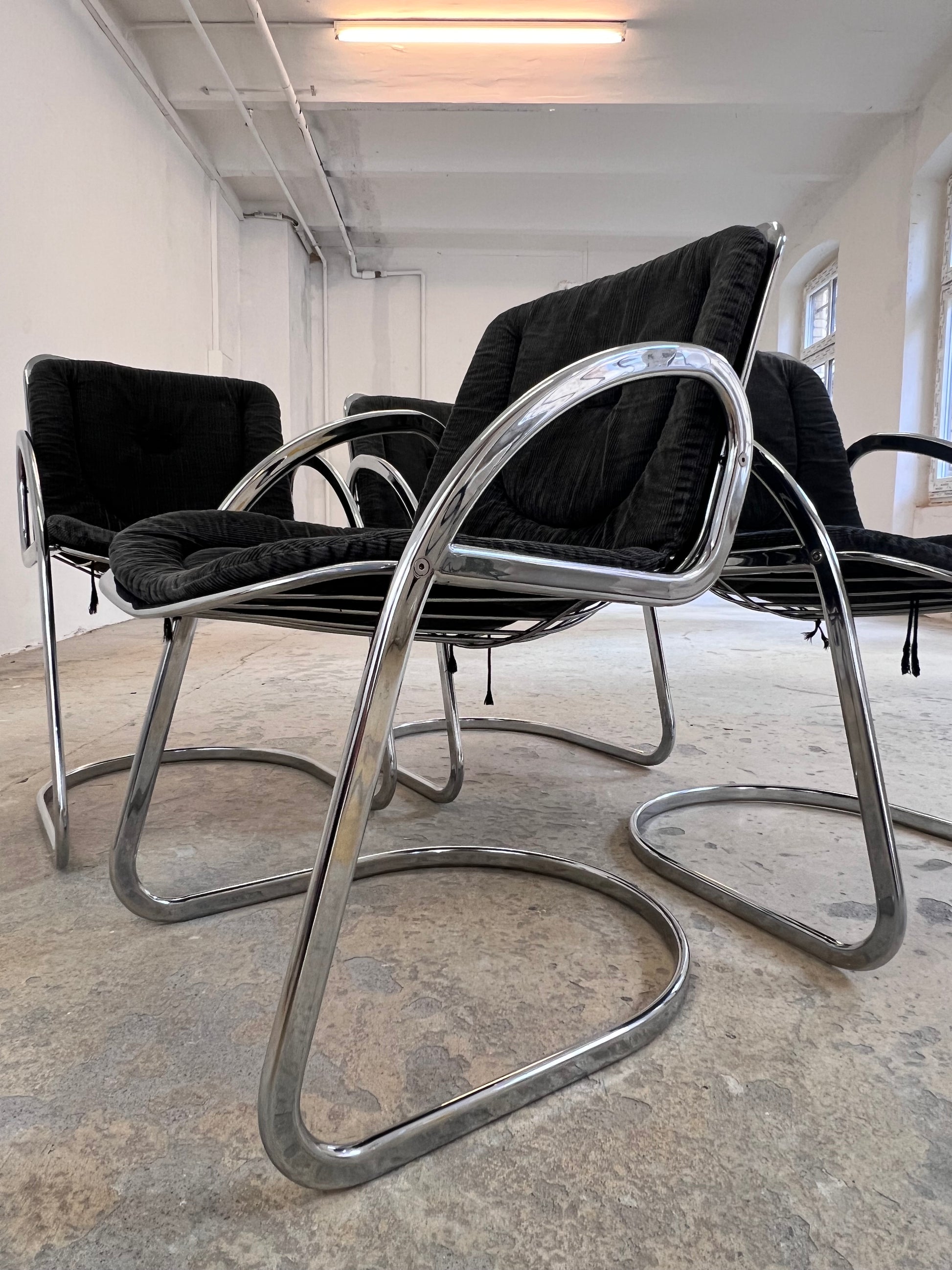 Freischwinger grau Cord Chrom von Gastone Rinaldi