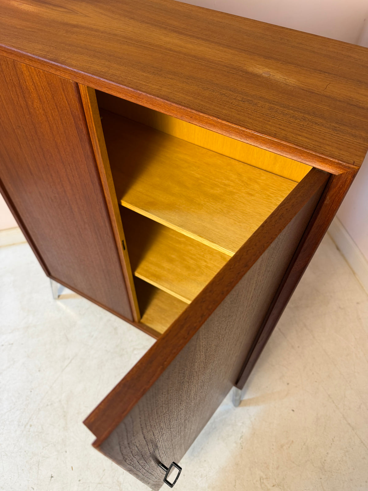 Schrank Teak mit Schloss & neuen Chromfüßen von Heinrich Riestenpatt