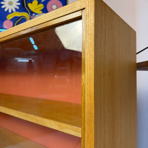 Vitrine Esche mit roter Rückwand & neuen Chromfüßen von Hellerau