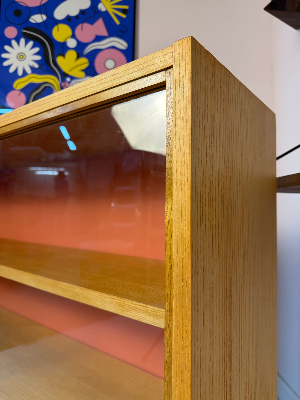Vitrine Esche mit roter Rückwand & neuen Chromfüßen von Hellerau
