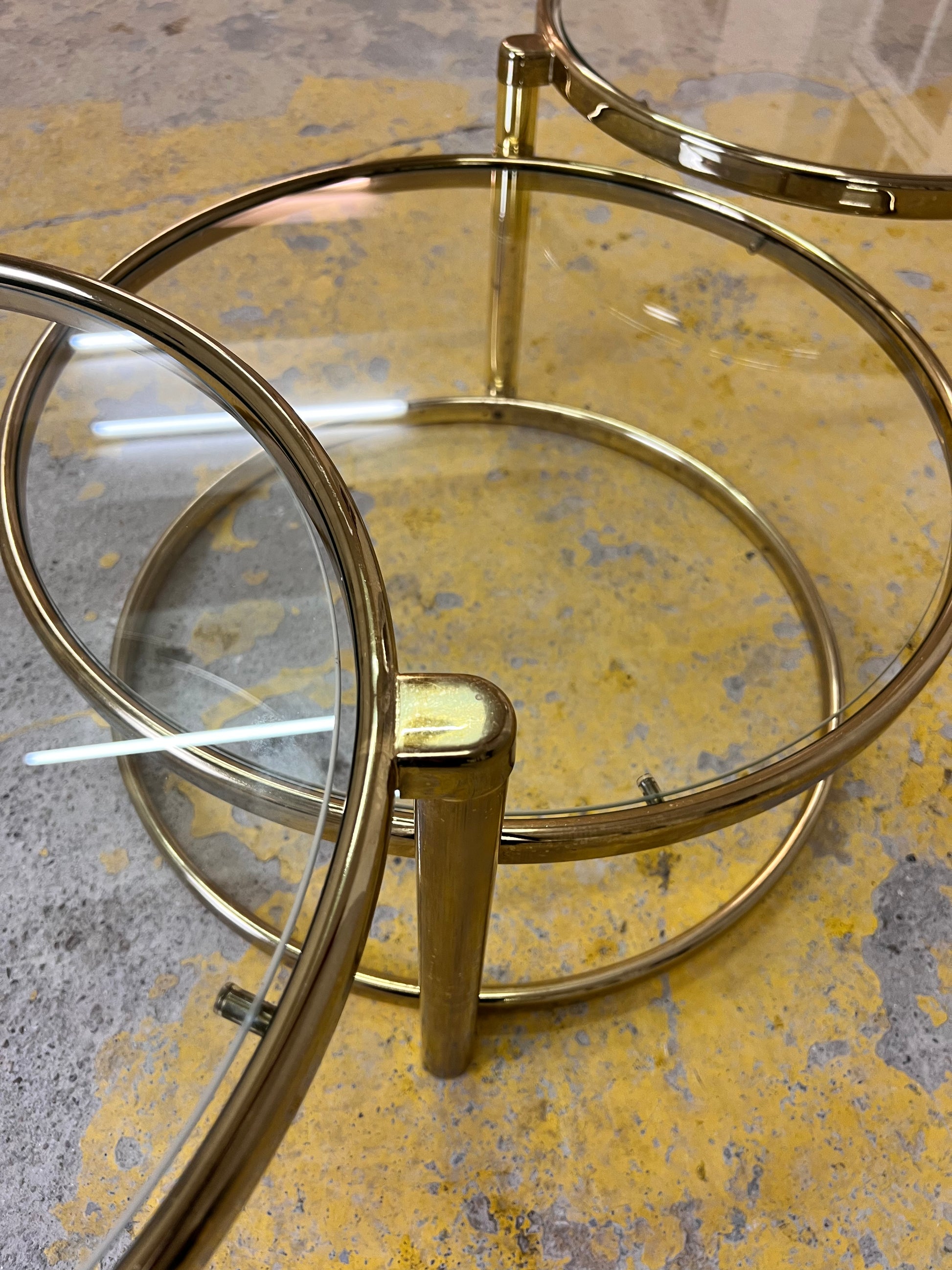 Runder Couchtisch Messing Glas mit drehbaren Tischplatten