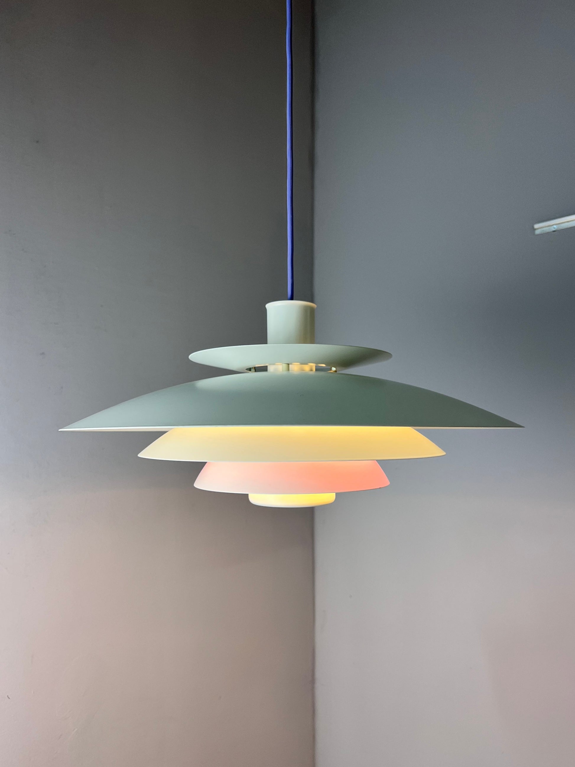 Lamellenlampe weiß lila von Formlight