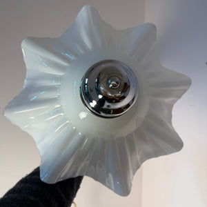 Tischlampe mit gewelltem Glasschirm & Chrom