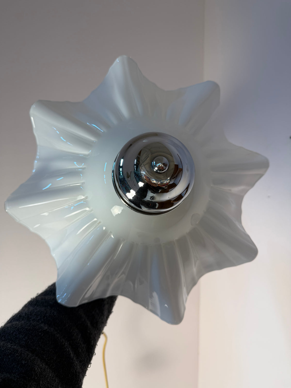 Tischlampe mit gewelltem Glasschirm & Chrom