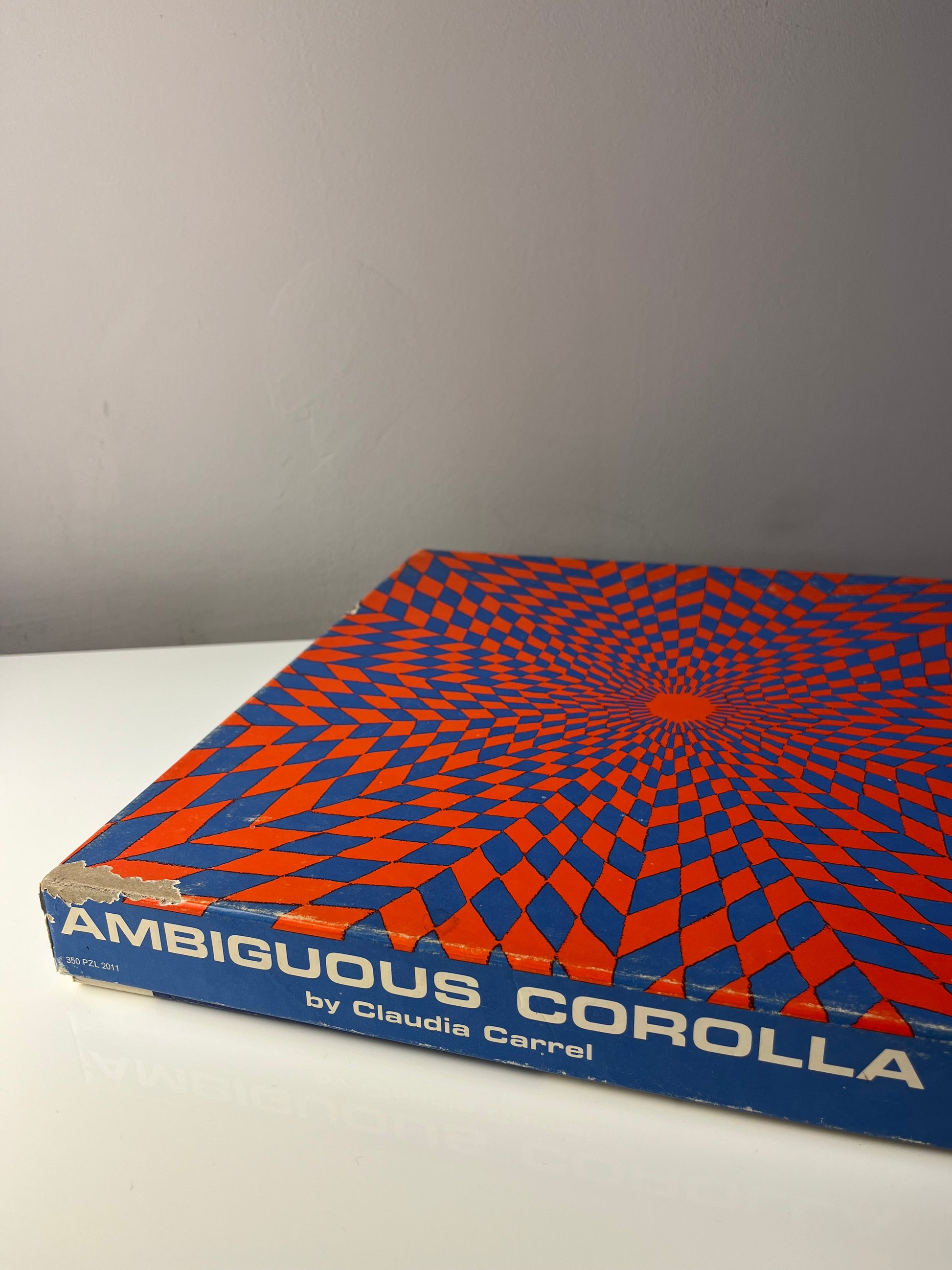 Puzzle "Ambiguous Corolla" rot blau von Claudia Carrel für Springbok Editions