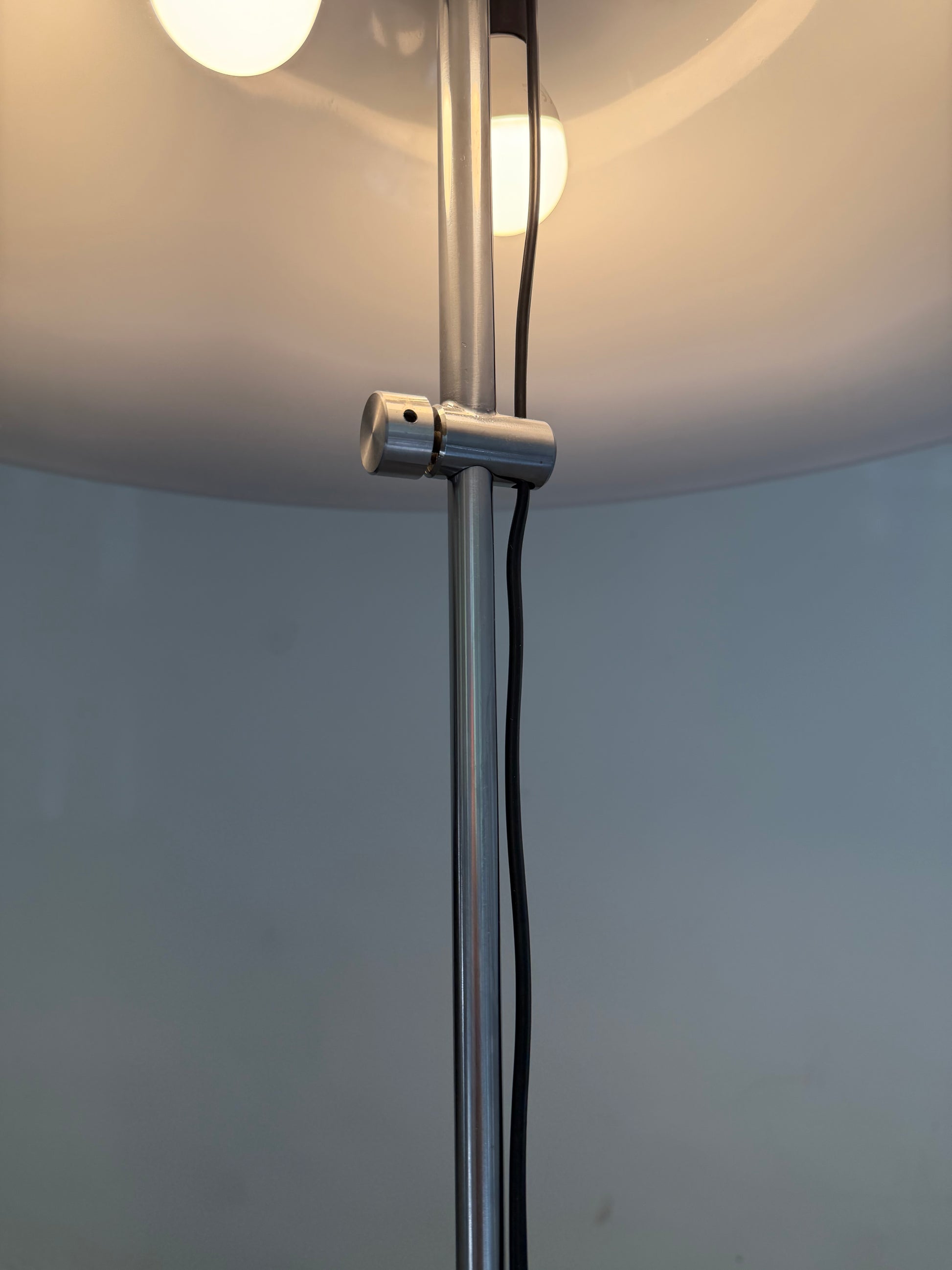 Stehlampe braun weiß Acryl Chrom von Elio Martinelli