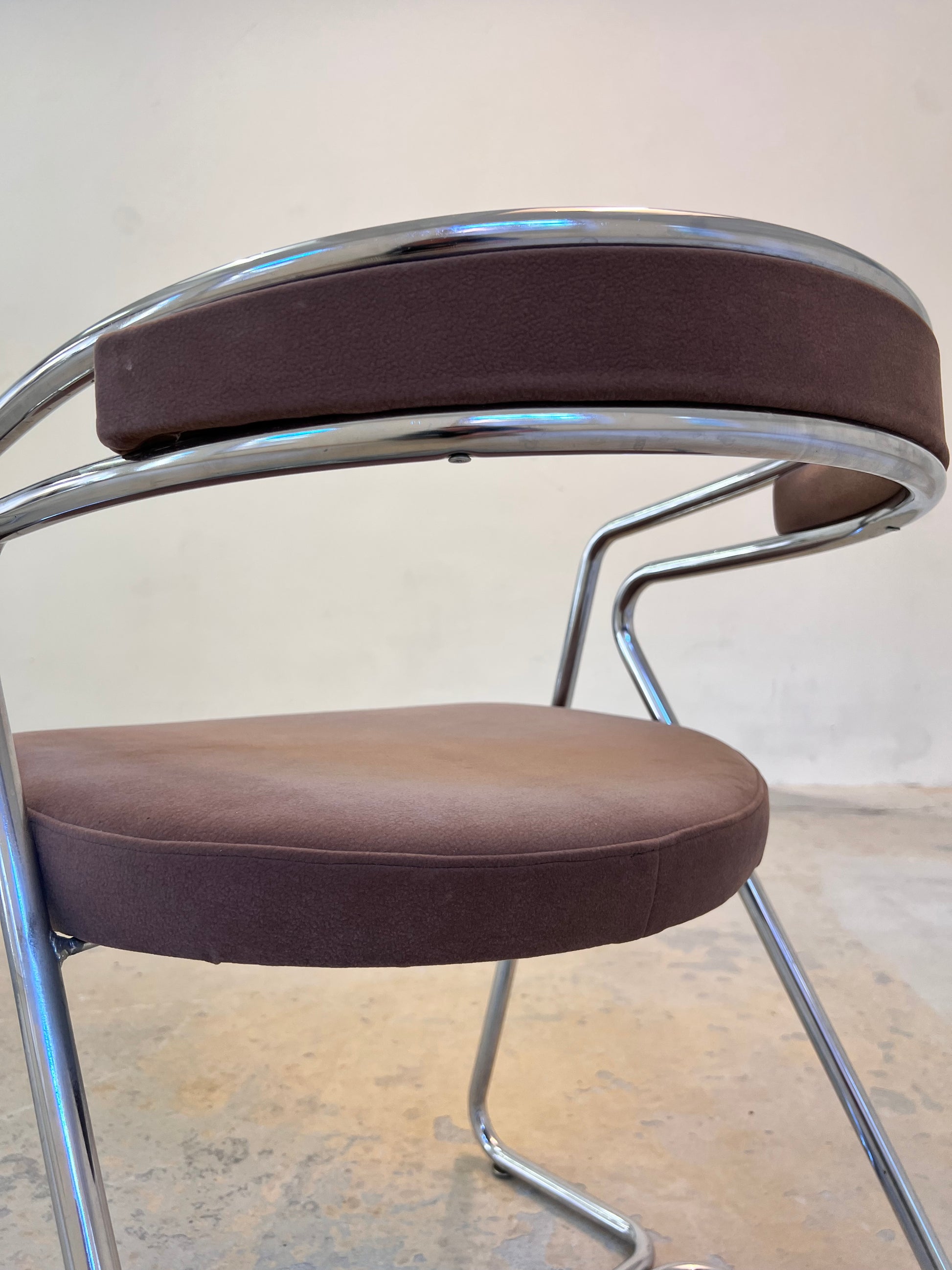 Polsterstuhl Chrom mit braunem Velour