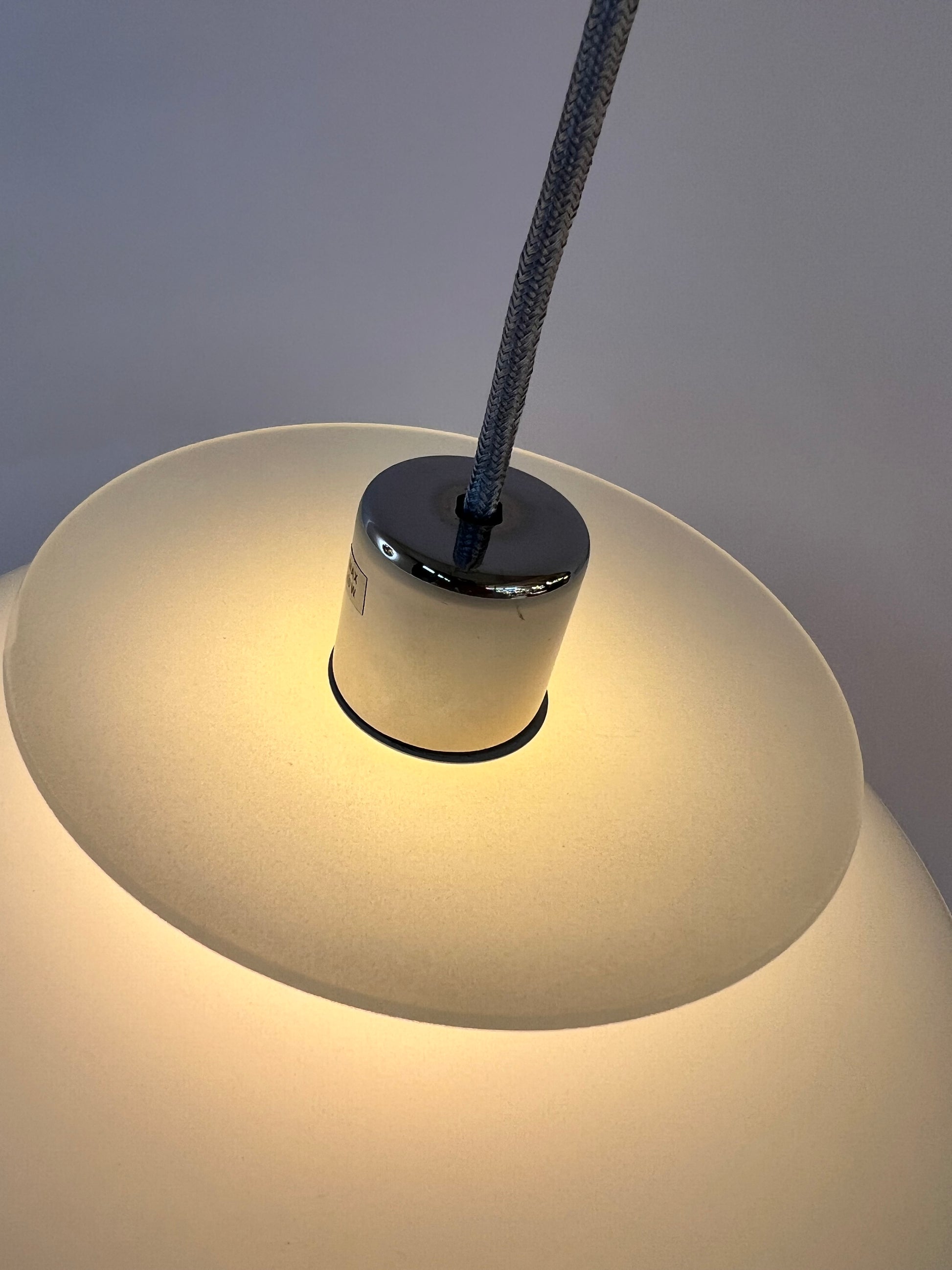 Lamellenlampe Milchglas Chrom aus Dänemark