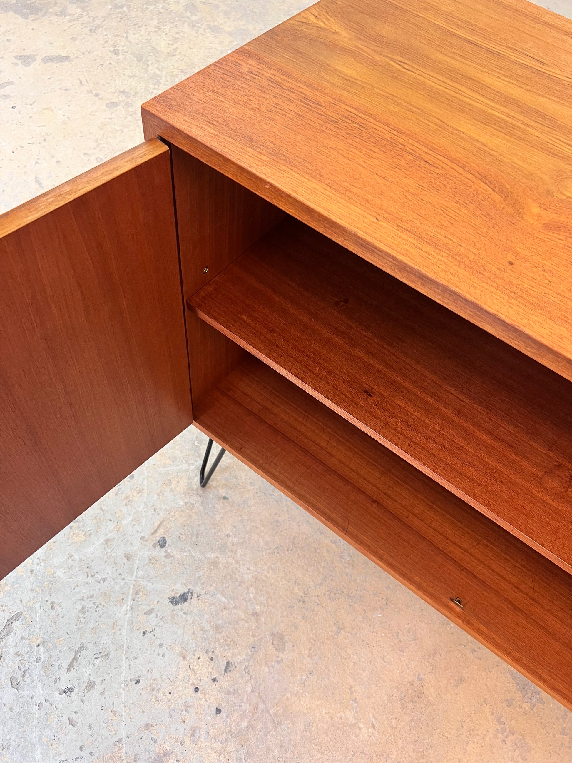 Schrank Teak auf Hairpinlegs