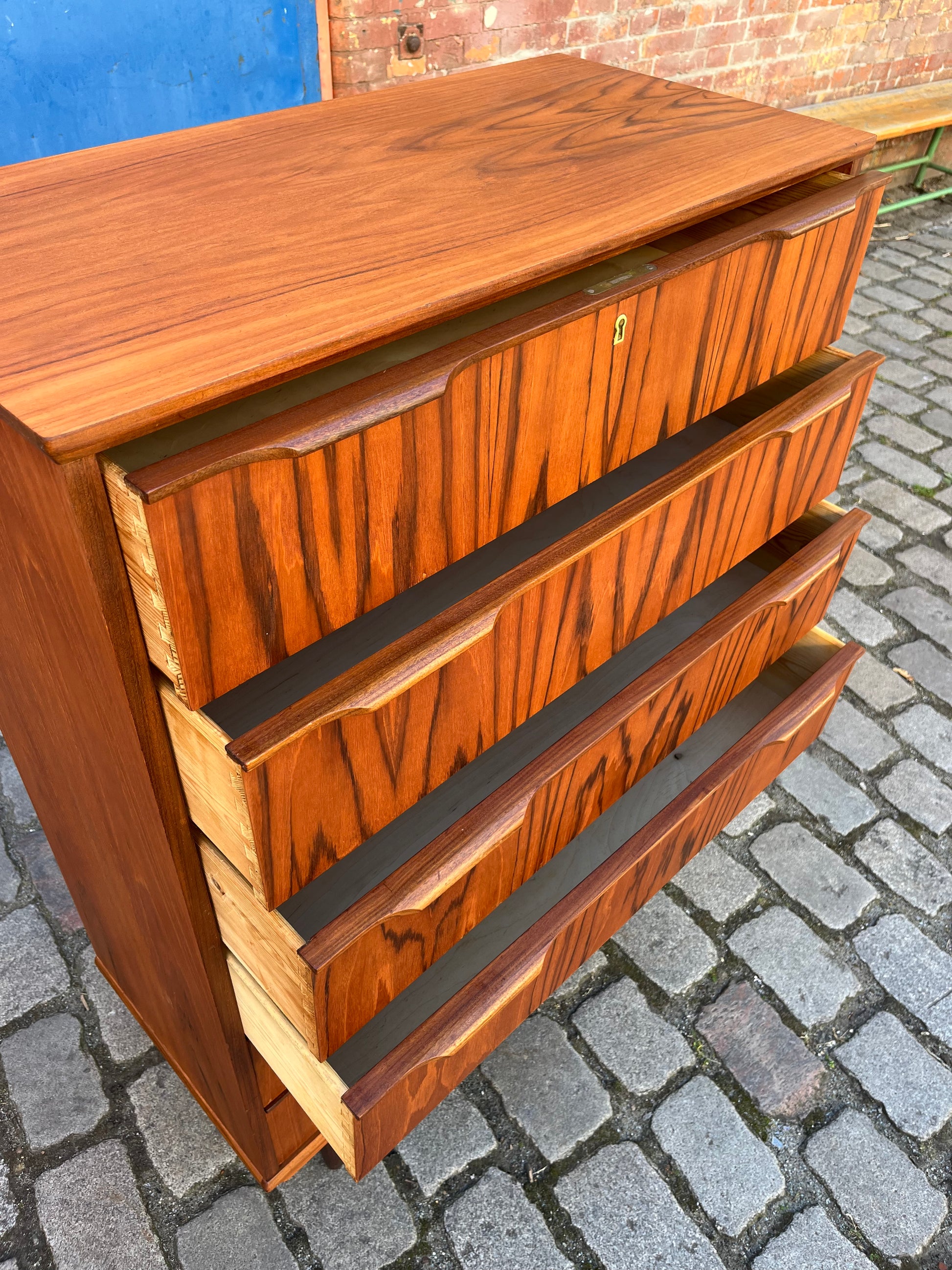 Kommode Teak mit Schloss aus Dänemark