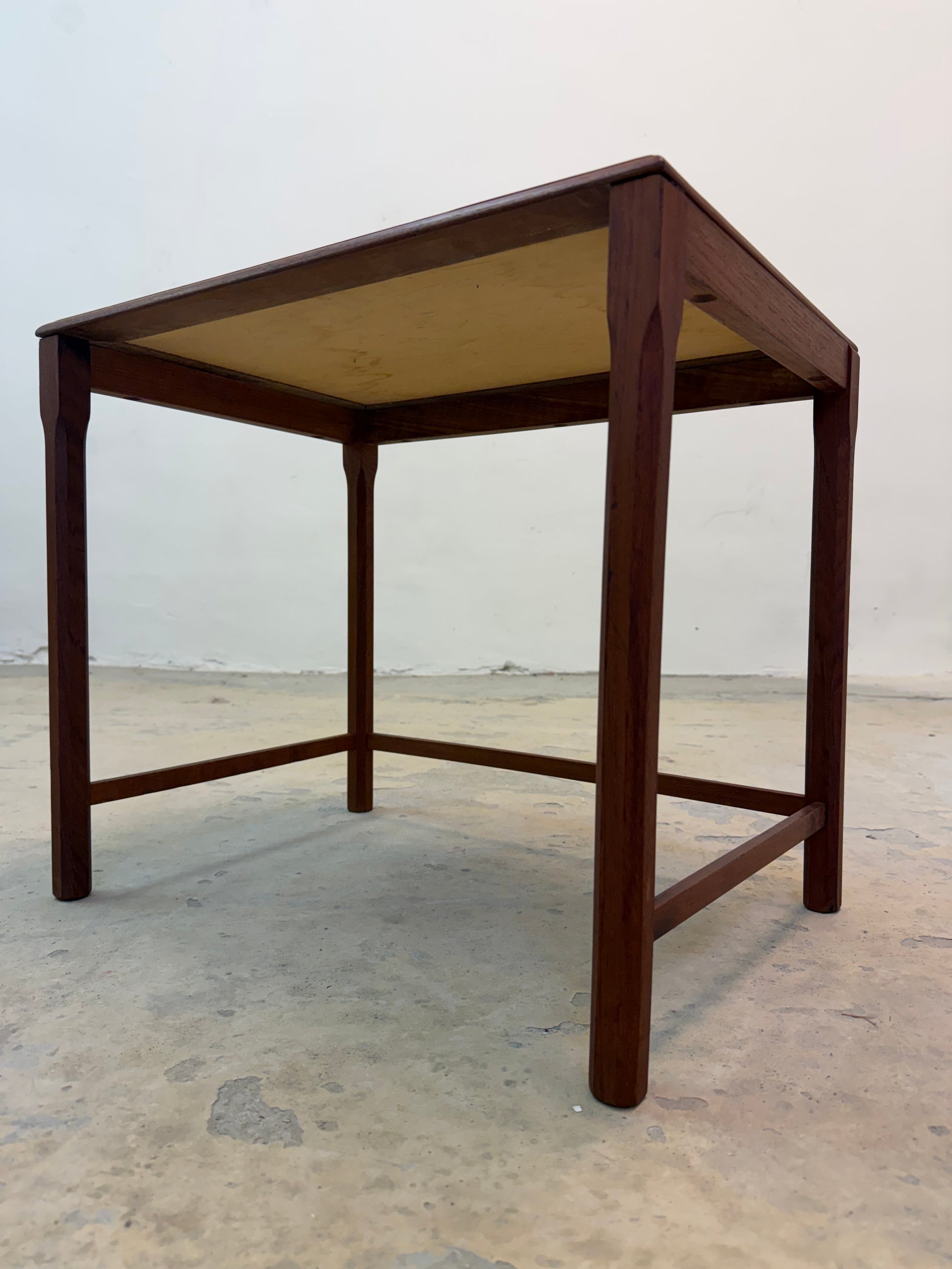 Beistelltisch Teak mit orange gescheckten Fliesen