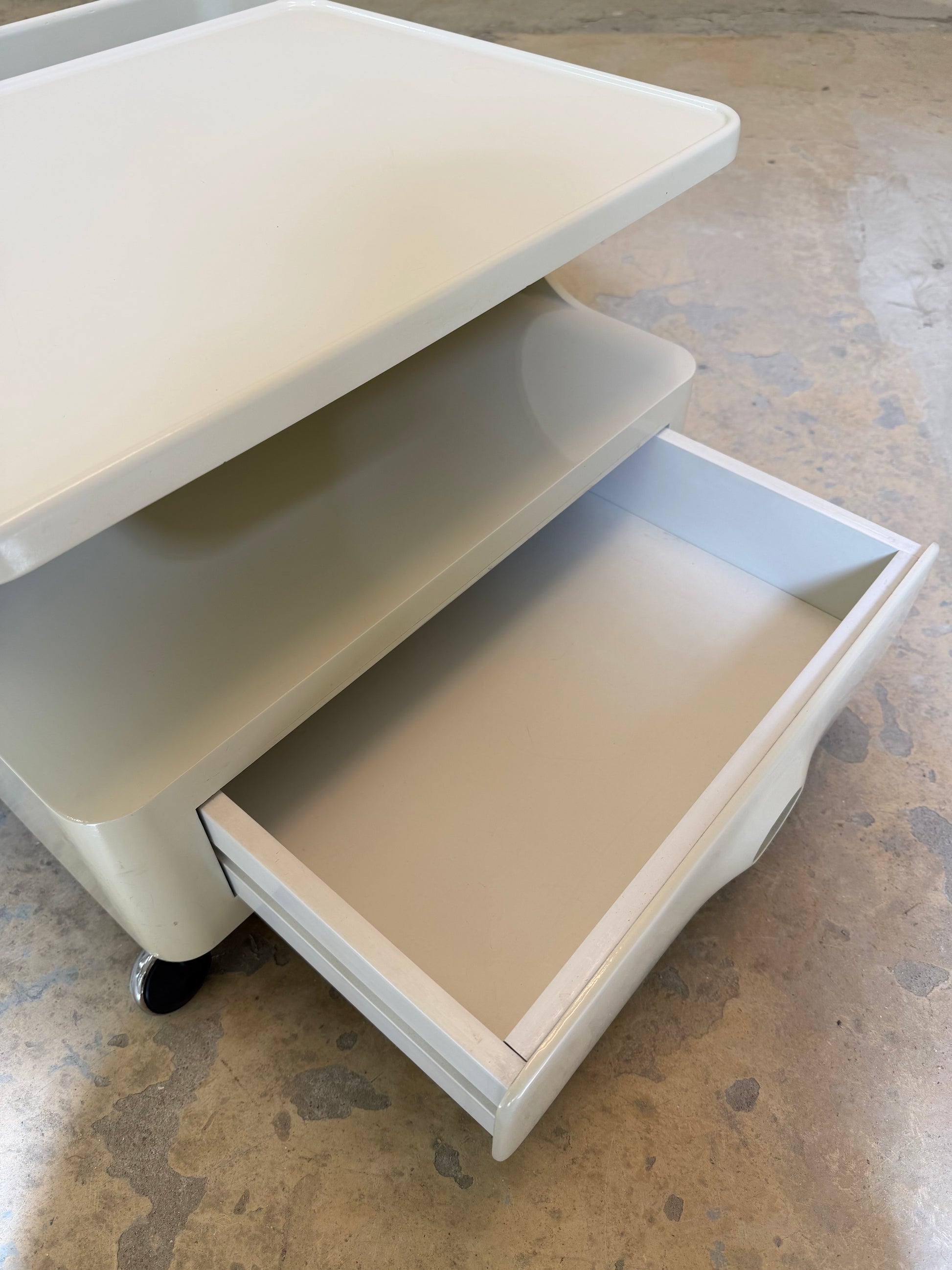 Nachtschrank / Beistelltisch weiß auf Rollen von OPAL Möbel