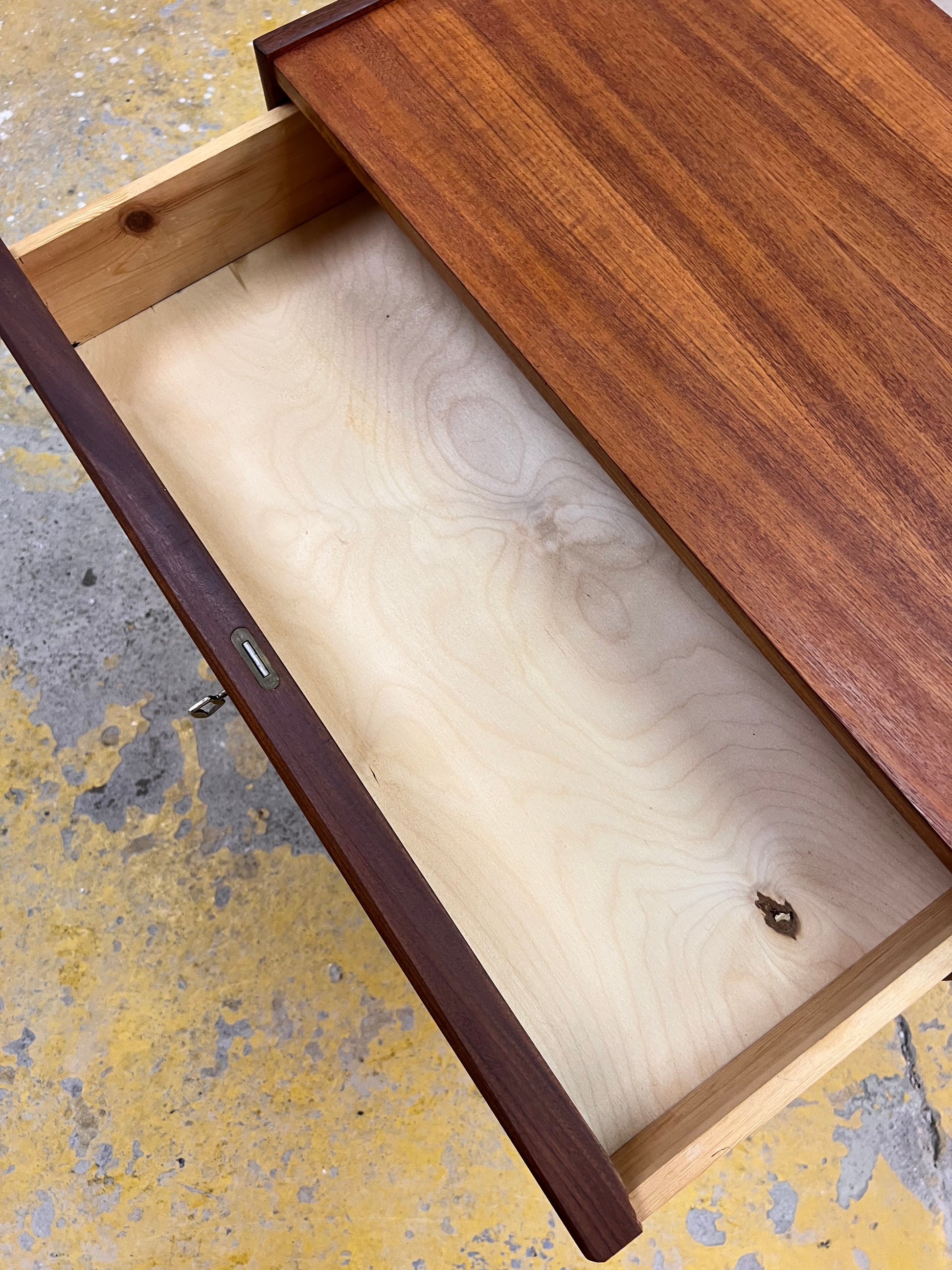 Kommode Nachtschrank Teak mit Schloss aus Dänemark