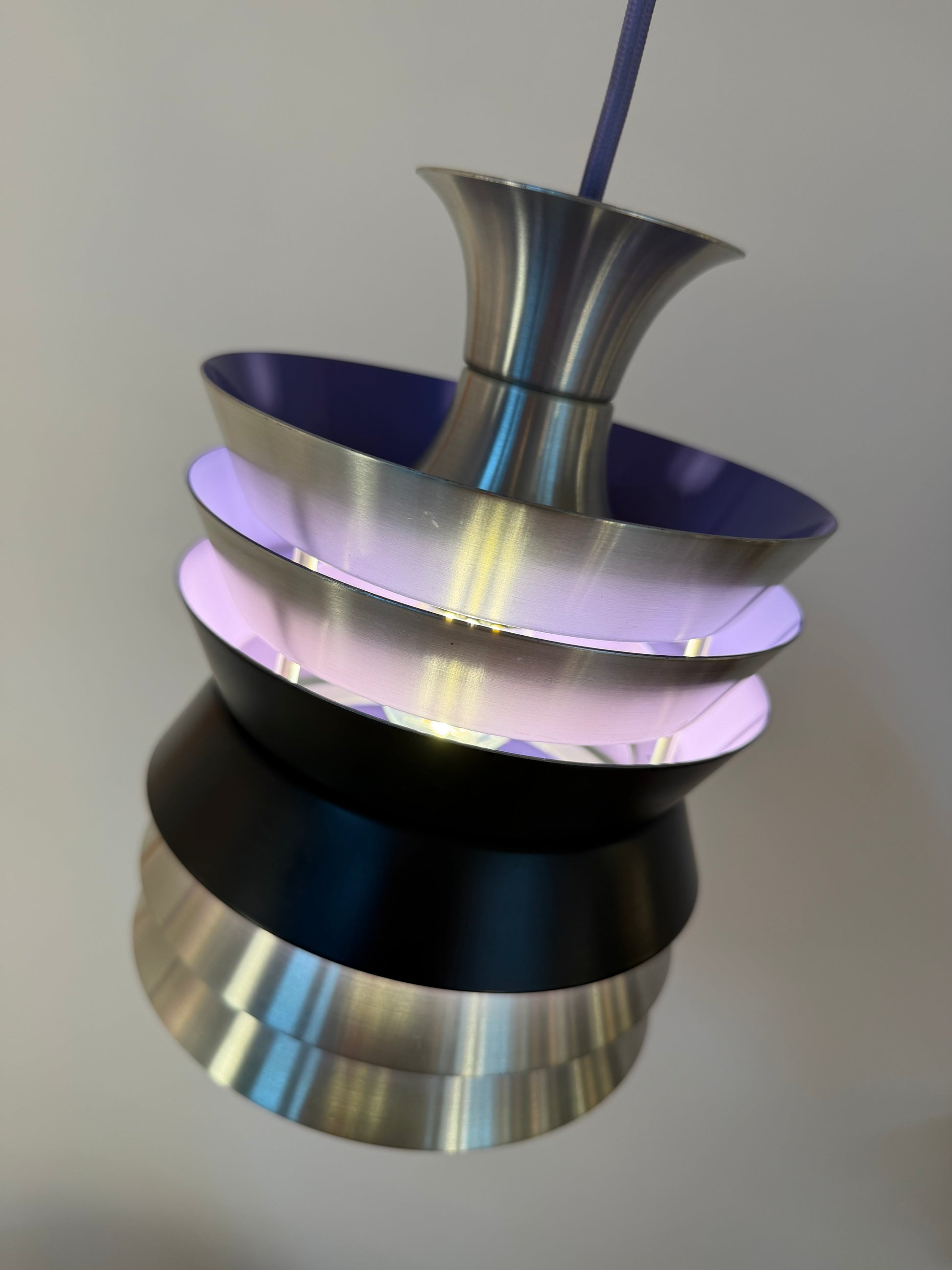 Lamellenlampe Trava silber schwarz lila von Carl Thore für Granhaga