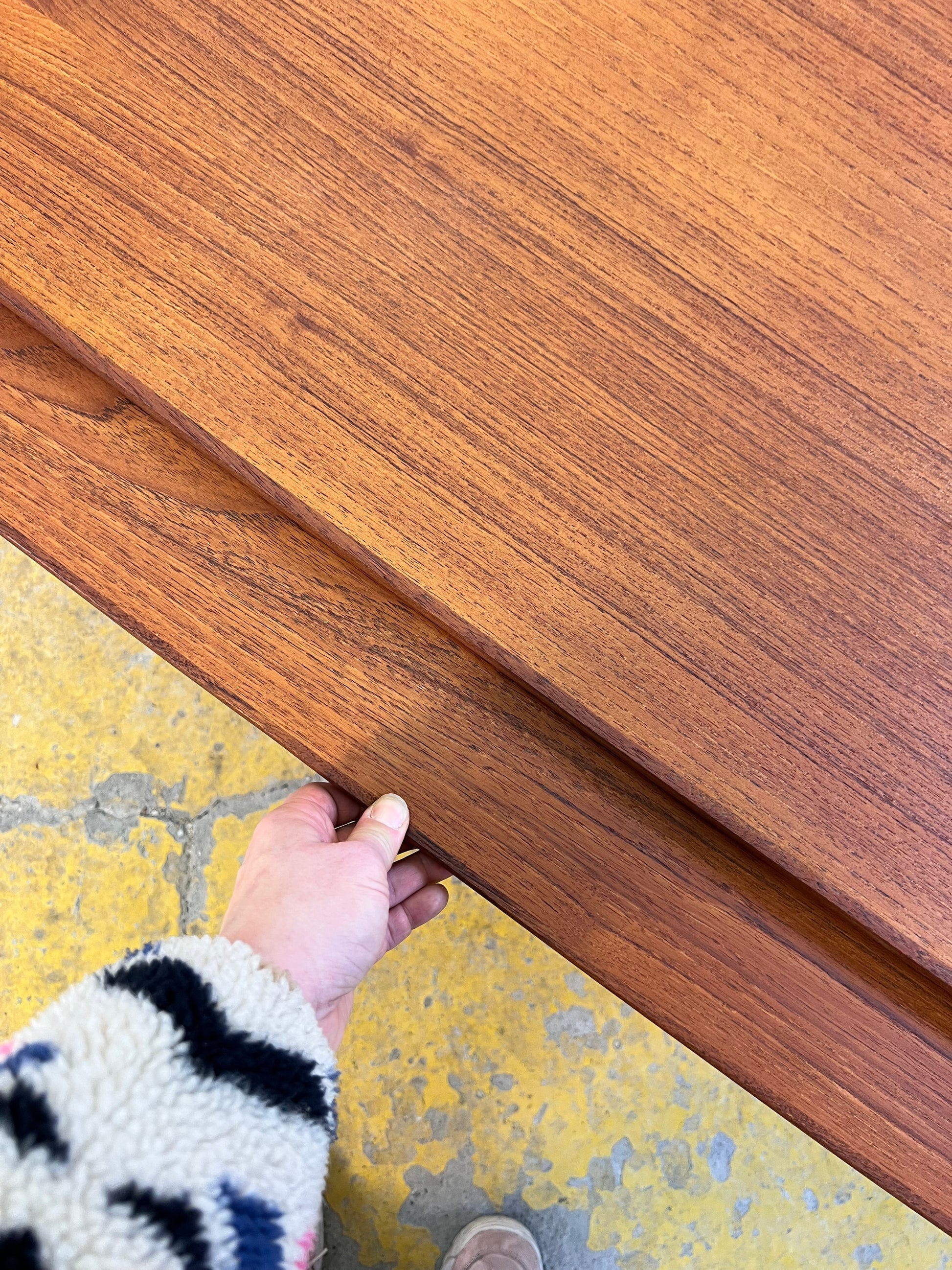 Ausziehbarer Couchtisch Teak mit Ablage