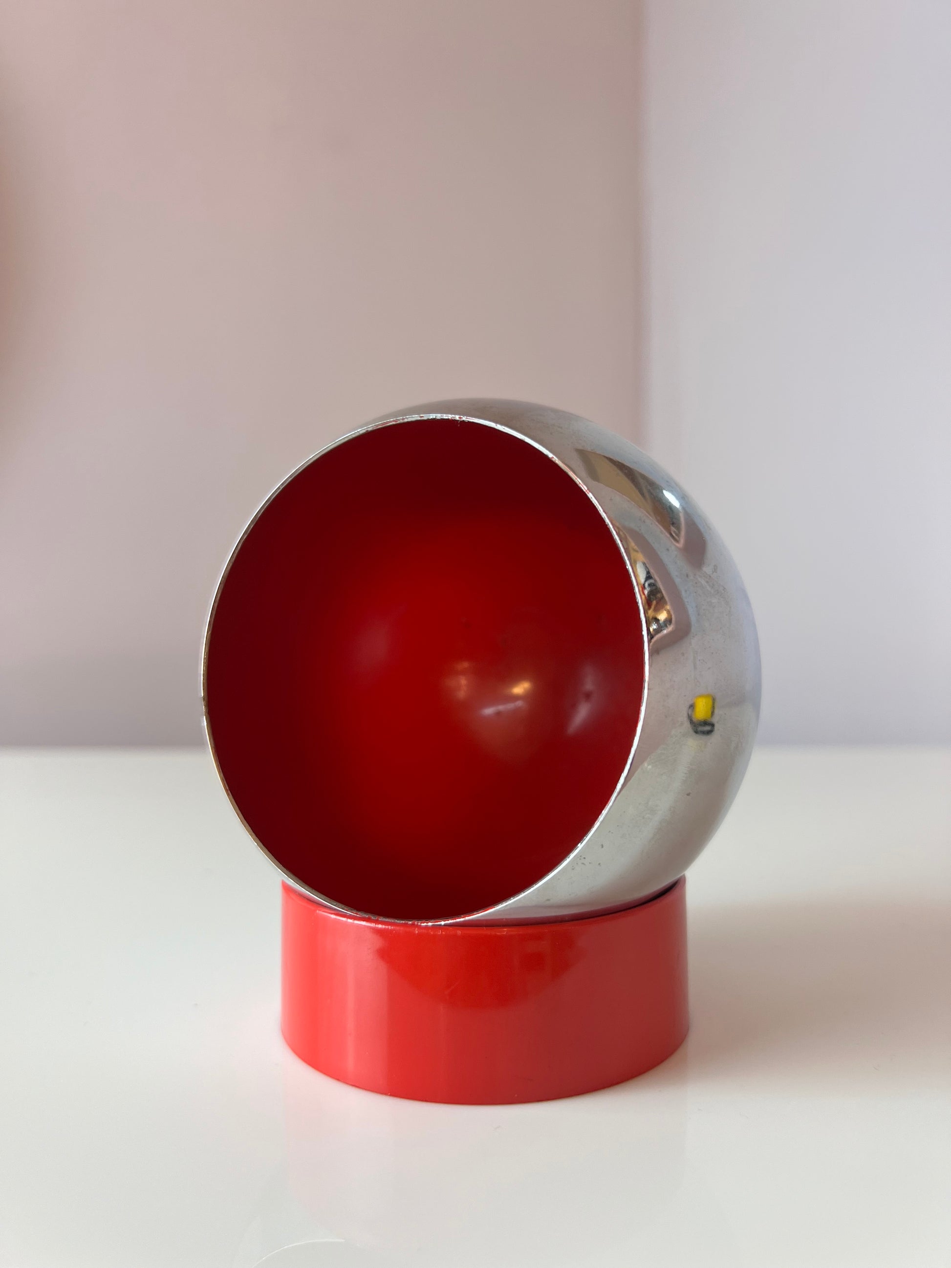 Kugelaschenbecher mit magnetischer Schale rot Chrom von Quist