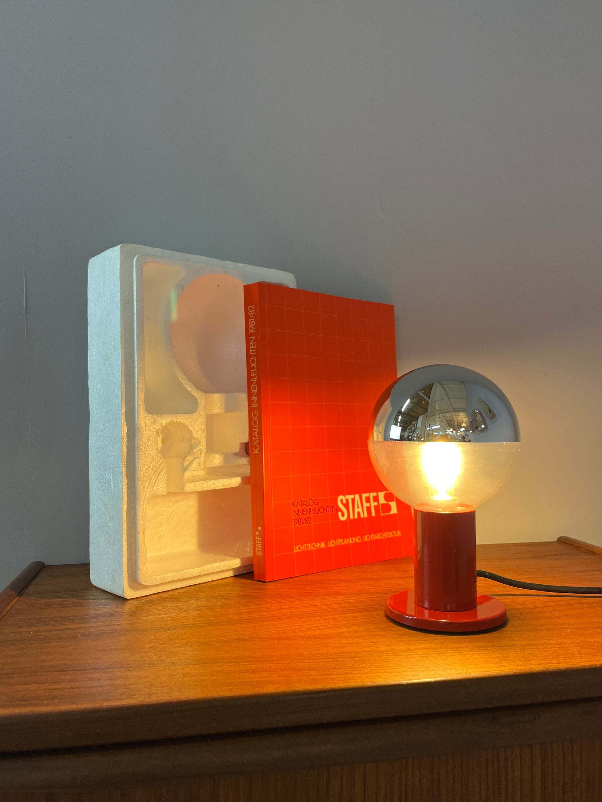 Tischlampe Big Globe rot von Motoko Ishii für STAFF