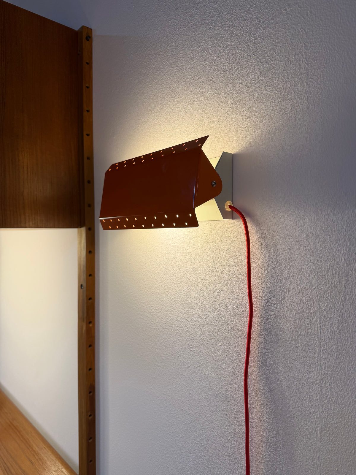 Wandlampe E.S. Horn orange mit beweglichen Visier