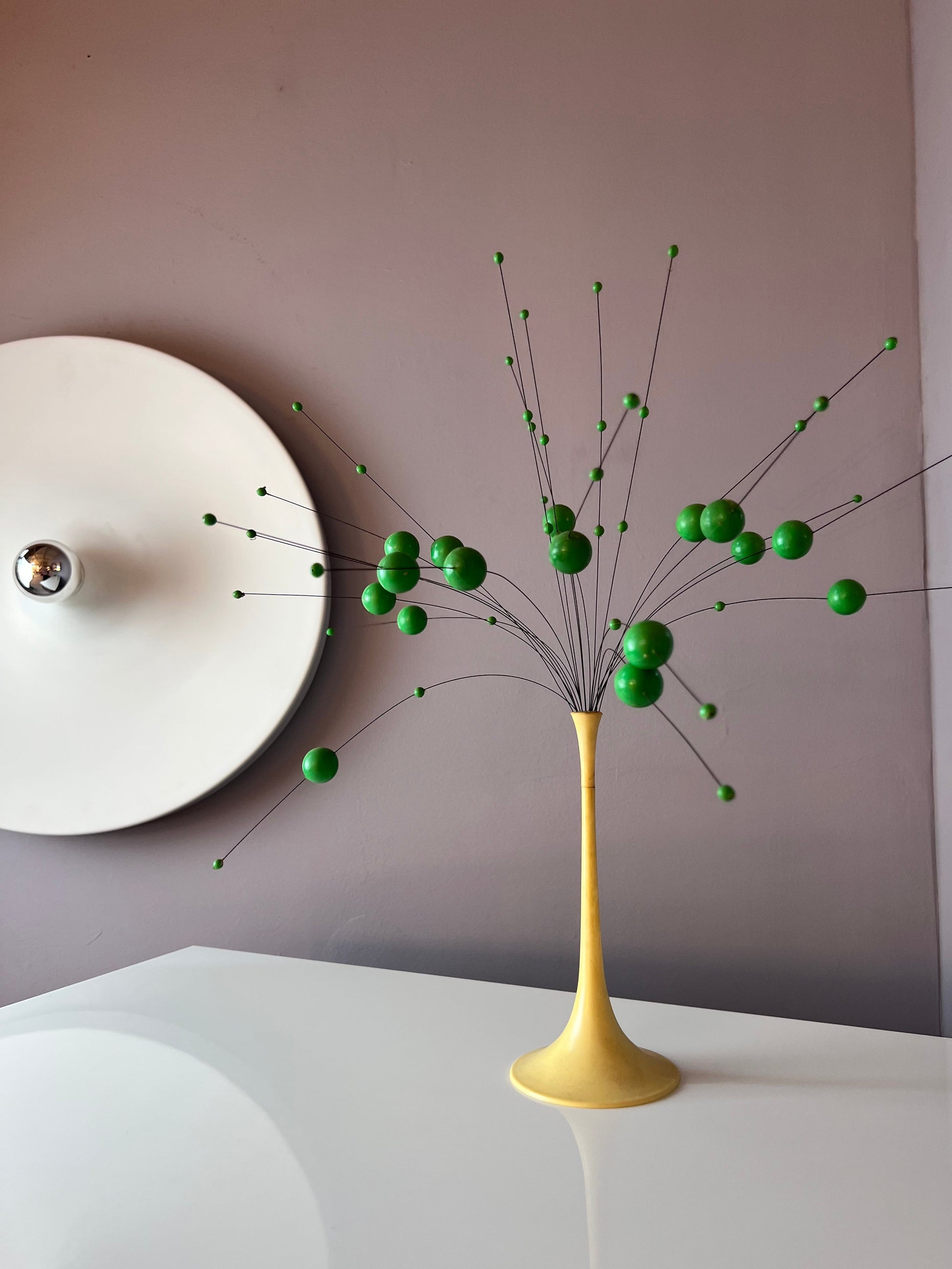 Kinetische Kugelbaum Skulptur Atome creme grün