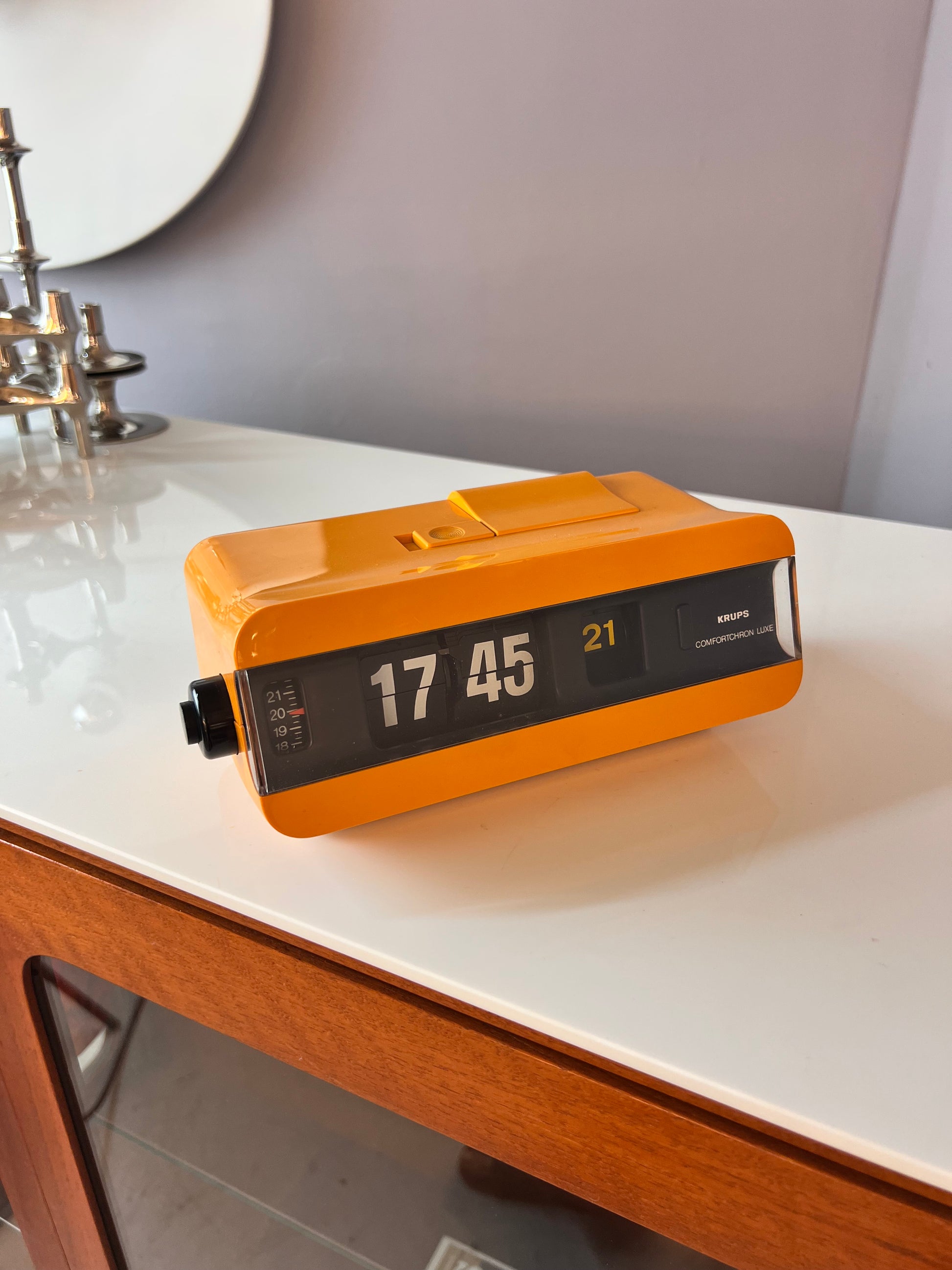 Wecker Comfortchron orange mit Klappzahlen von KRUPS