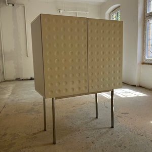 Highboard weiß mit kreisförmigem Reliefmuster & Minibar aus Belgien
