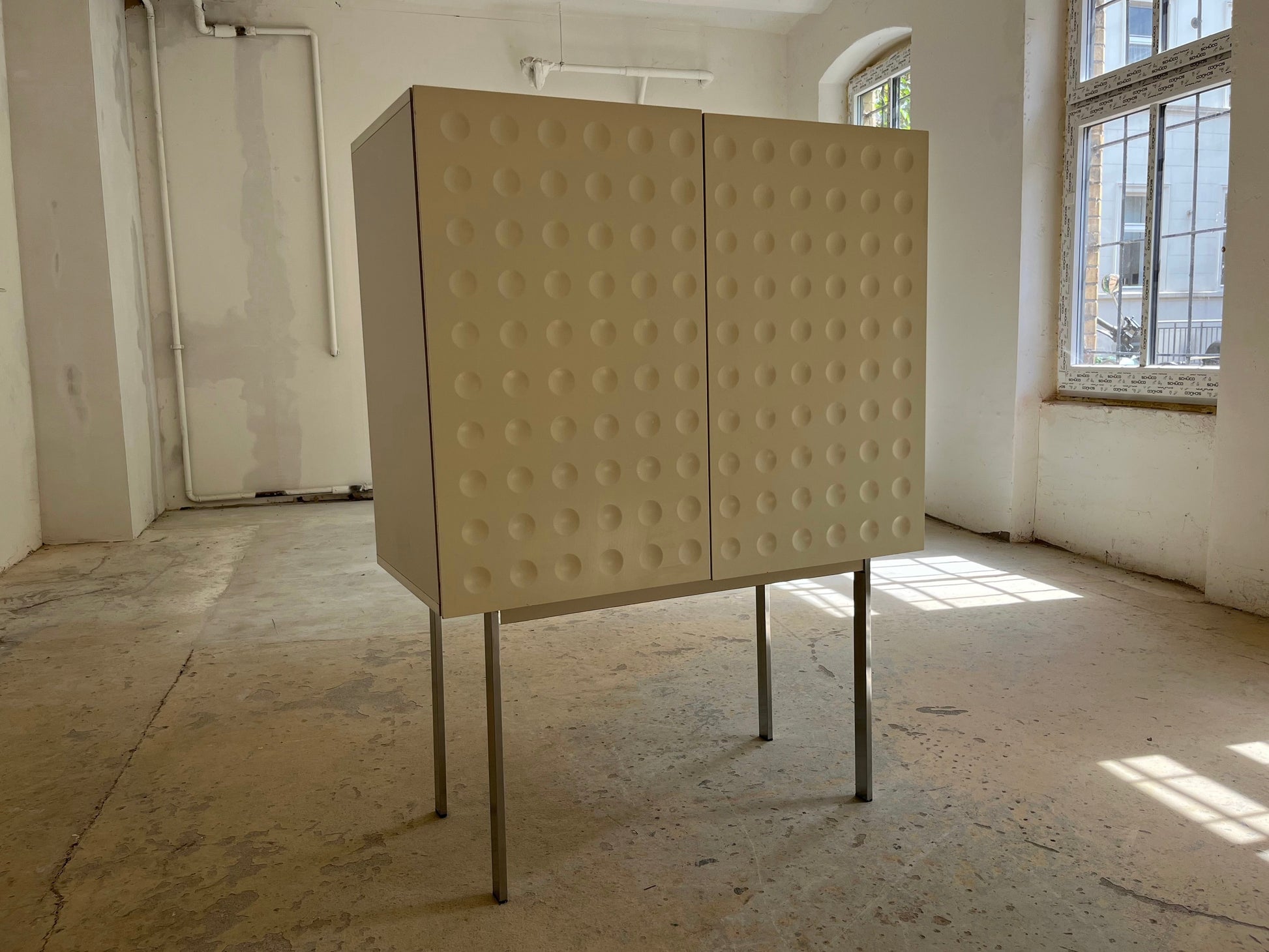 Highboard weiß mit kreisförmigem Reliefmuster & Minibar aus Belgien