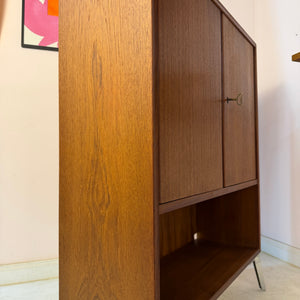 Schrank Teak mit Regalfach, Schloss & neuen Chromfüßen von Heinrich Riestenpatt