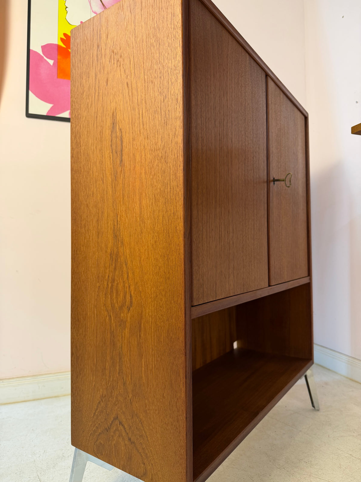 Schrank Teak mit Regalfach, Schloss & neuen Chromfüßen von Heinrich Riestenpatt