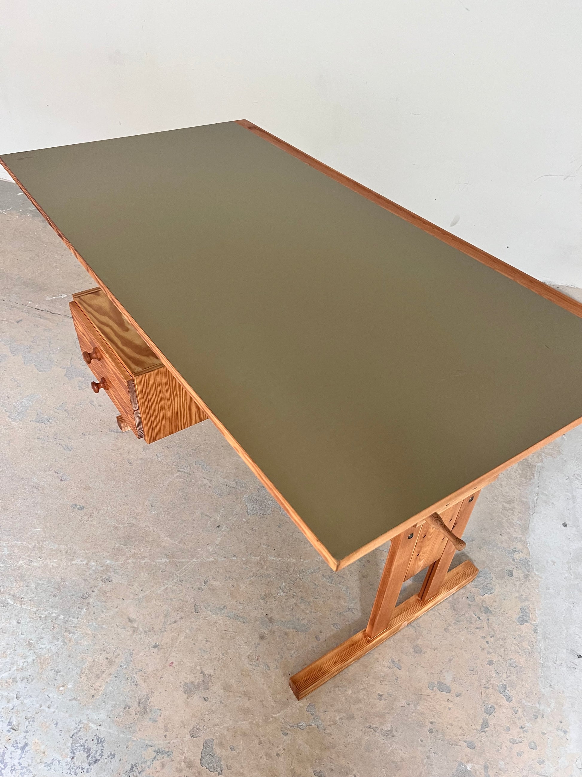 Höhenverstellbarer Schreibtisch / Zeichentisch Kiefer Vinyl von Trekanten
