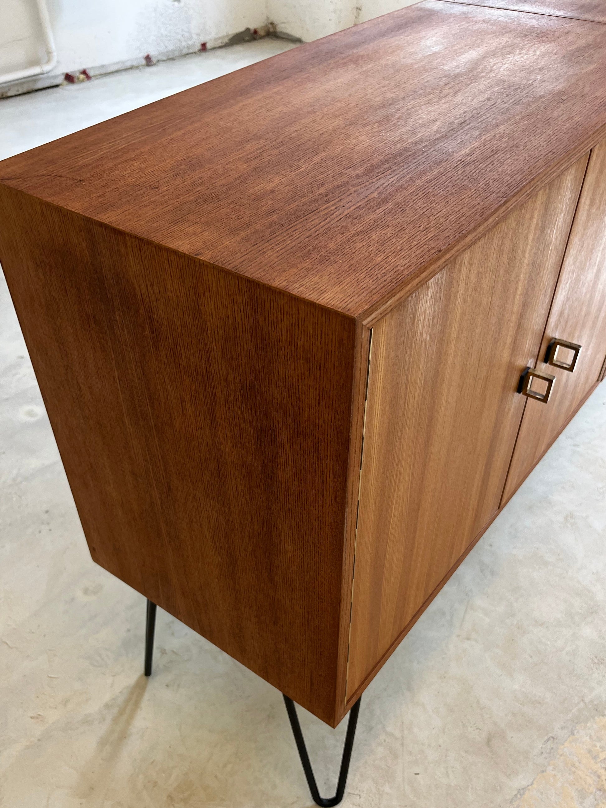 Sideboard Teak mit Flügeltüren & Messinggriffen