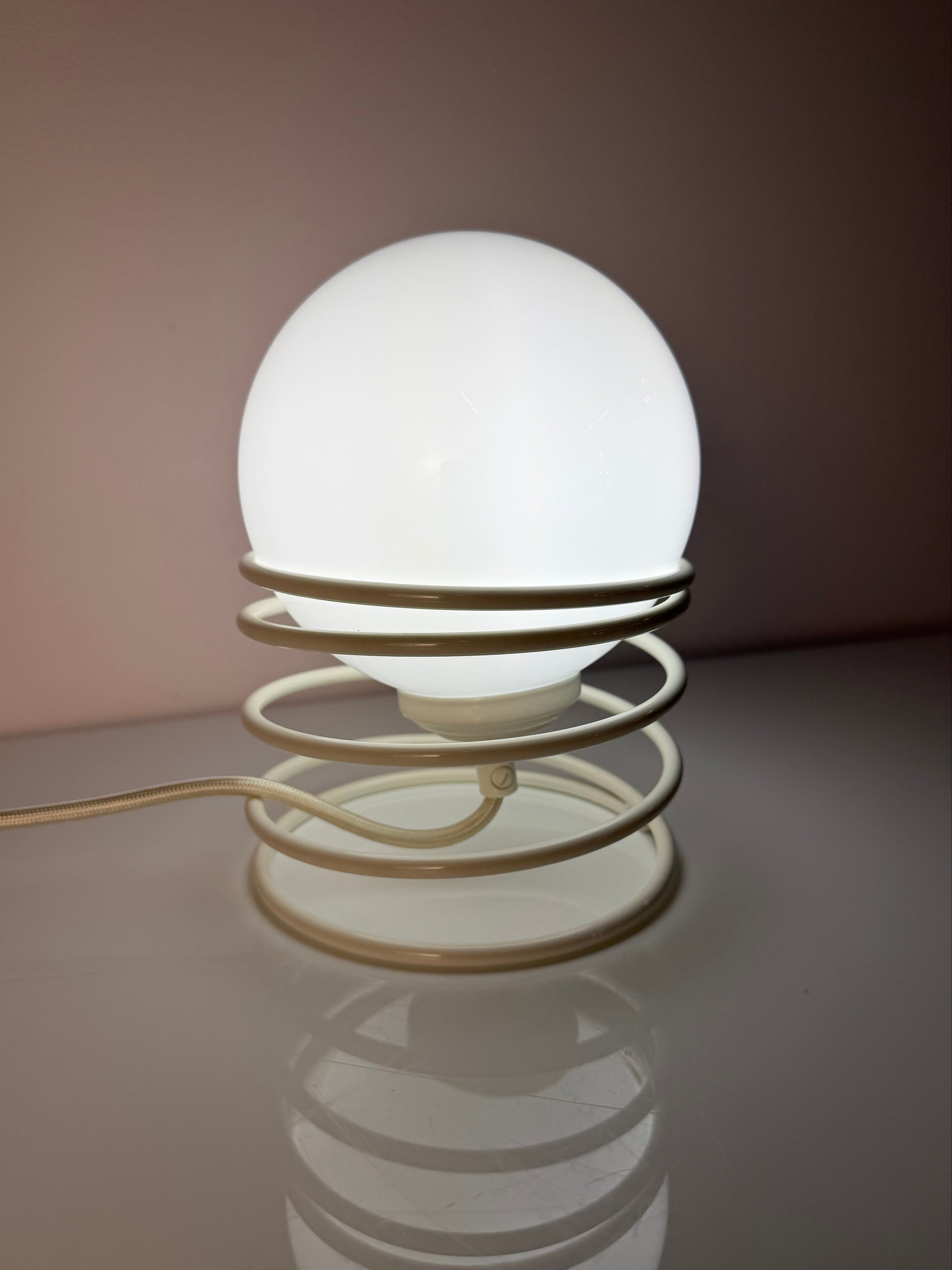 Tischlampe Spirale weiß von Massive Lighting