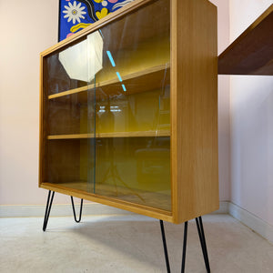 Vitrine Esche mit gelber Rückwand & neuen Hairpinlegs von Hellerau