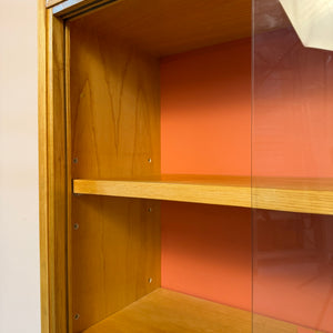 Vitrine Esche mit roter Rückwand & neuen Chromfüßen von Hellerau
