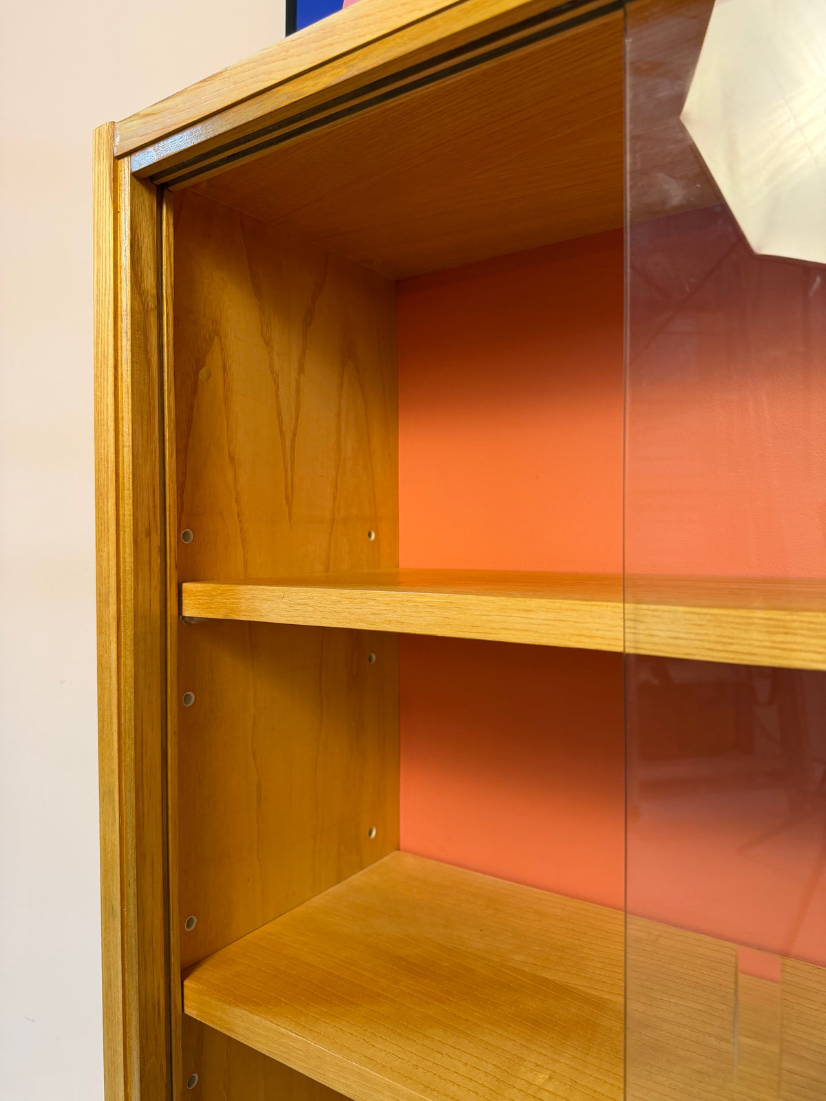 Vitrine Esche mit roter Rückwand & neuen Chromfüßen von Hellerau