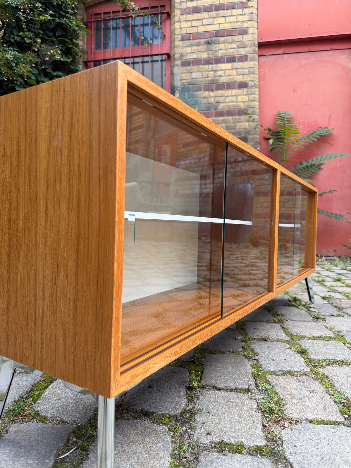 Sideboard Teak mit Vitrine & neuen Chromfüßen